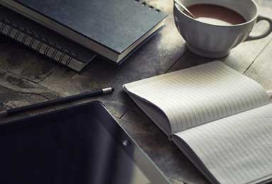 雷暴是如何形成的以及风暴中的闪电和雷声是由什么引起的？