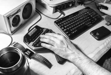 雷暴是如何形成的以及风暴中的闪电和雷声是由什么引起的？